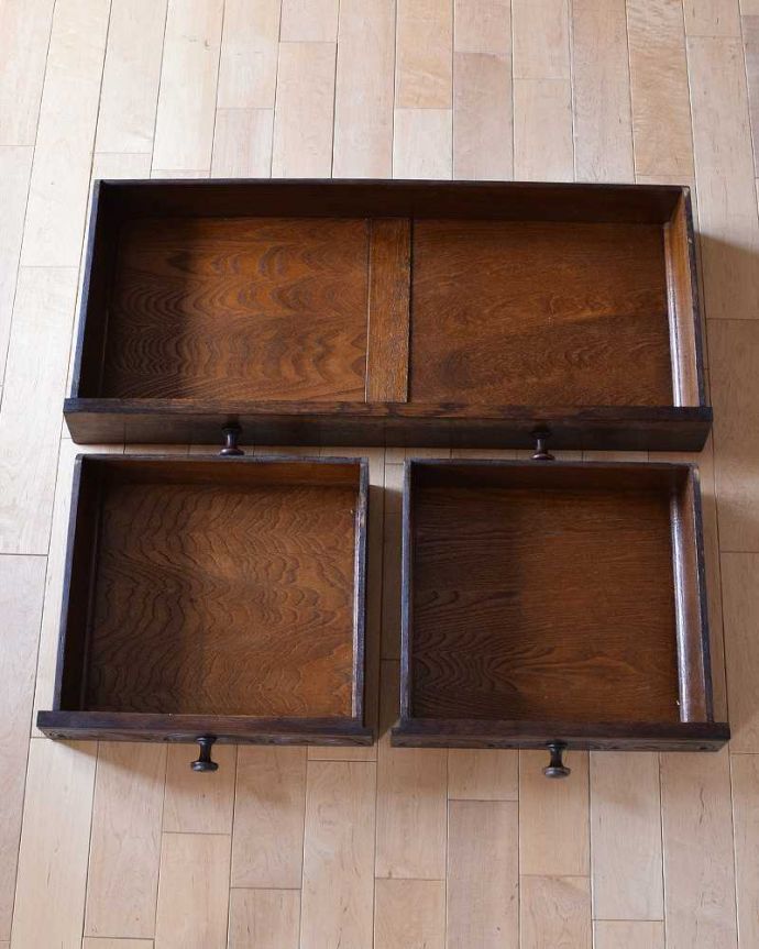 アンティークのドレッサー　アンティーク家具　アンティークの英国家具、オーク材のドレッシングチェスト。引き出しの中もキレイに修復しました何も入れてもいいようにアンティーク家具専門の職人がキレイにお直ししました。(m-619-f)