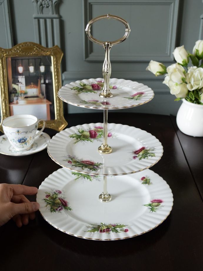 英国のアンティーク陶磁器、ロイヤルアルバート社の3段ケーキスタンド