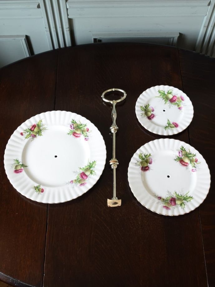 英国のアンティーク陶磁器、ロイヤルアルバート社の3段ケーキスタンド