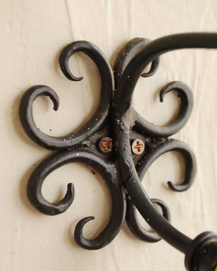 ウォールシェルフ・ウォールハンガー　アンティーク家具　アンティーク輸入雑貨、アイアンのコートフック（2連フック）。壁に取り付け出来ます。(m-621-f)