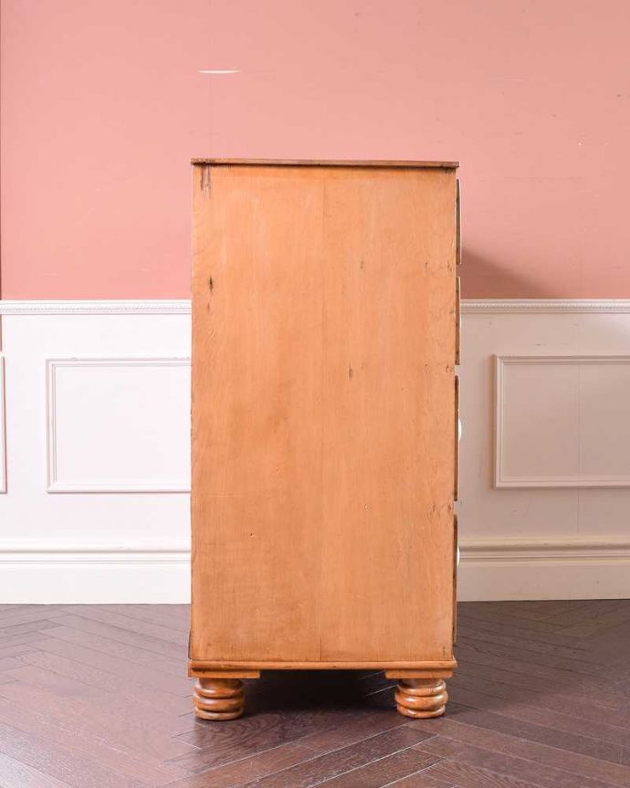 アンティークのチェスト　アンティーク家具　ナチュラルで可愛いアンティーク家具、パイン材の３段チェスト。可愛い横顔もキレイもちろん横から見られてもいいように、キレイにお直ししてあります。(m-622-f)