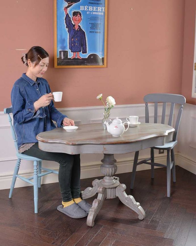 アンティークのテーブル　アンティーク家具　大人可愛いアンティーク家具、フランスから届いたペイントテーブル。お部屋をパッと彩るフランスらしい色使いフランスらしい色使いのテーブルは、お部屋の中をパッと明るくなる華やかに彩ってくれるんです。(m-623-f)