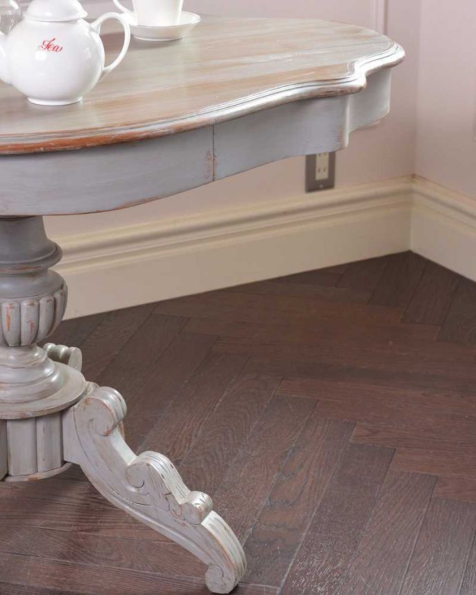 アンティークのテーブル　アンティーク家具　大人可愛いアンティーク家具、フランスから届いたペイントテーブル。脚の彫の美しさに思わずうっとり･･･脚に施された優雅な彫もフランスらしくて美しいんです。(m-623-f)