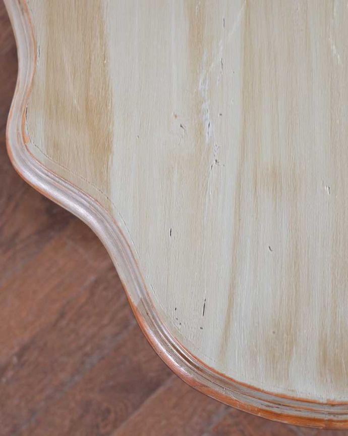 アンティークのテーブル　アンティーク家具　大人可愛いアンティーク家具、フランスから届いたペイントテーブル。天板を近くで見てみるとやっぱり天板を使う家具なので気になる天板。(m-623-f)