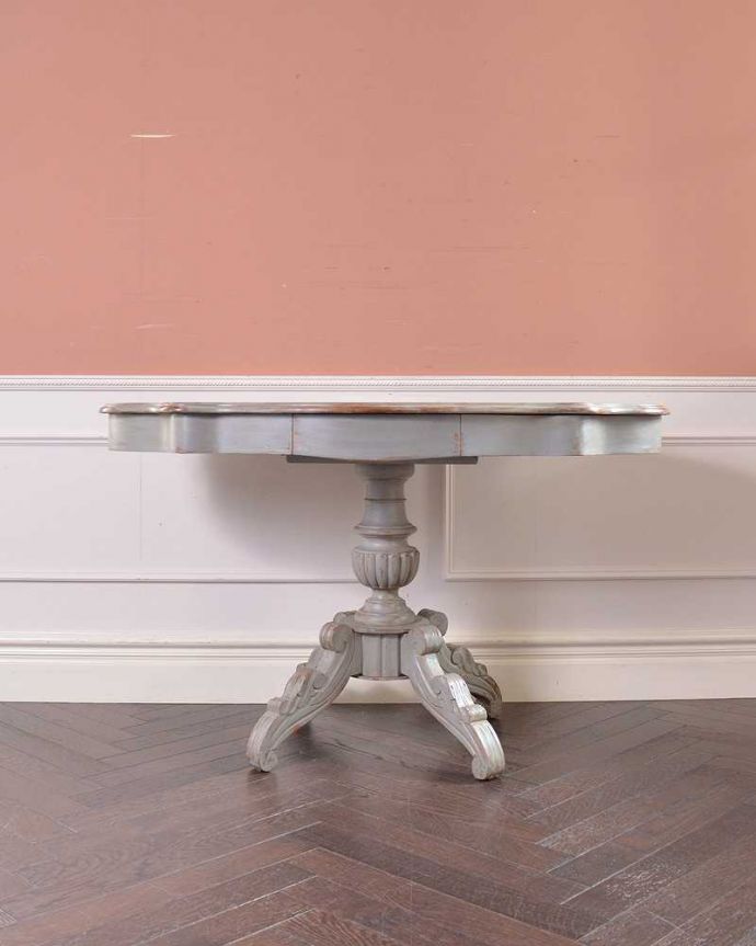 アンティークのテーブル　アンティーク家具　大人可愛いアンティーク家具、フランスから届いたペイントテーブル。こちら側もキレイですアンティークは新品ではないので、もちろん経年変化によるキズはありますが、専門の職人がきちんとお直しをしているので、180度どの角度もキレイです。(m-623-f)