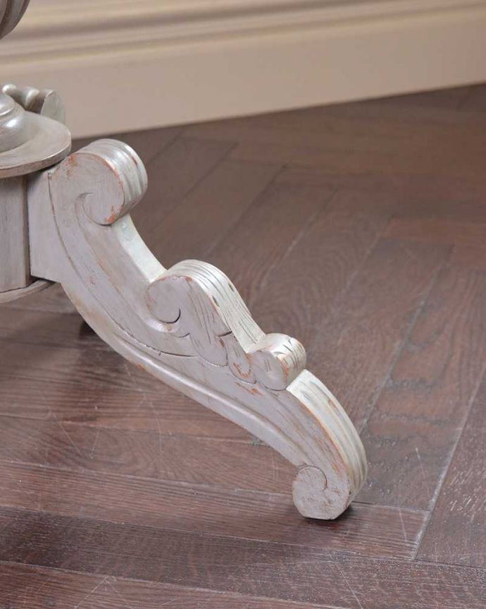 アンティークのテーブル　アンティーク家具　大人可愛いアンティーク家具、フランスから届いたペイントテーブル。持ち上げなくても移動できます！Handleのアンティークは、脚の裏にフェルトキーパーをお付けしていますので、床を滑らせて簡単に移動が出来ます。(m-623-f)