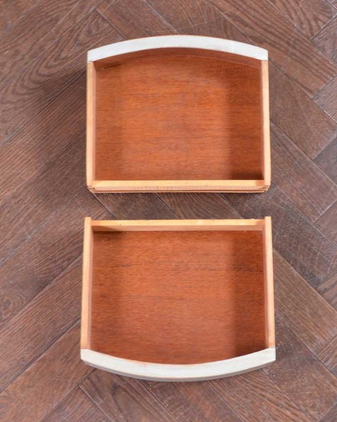 アンティークのテーブル　アンティーク家具　大人可愛いアンティーク家具、フランスから届いたペイントテーブル。引き出しの中もキレイですテーブルに付いた引き出しの中も、もちろん職人がキレイに修復しました。(m-623-f)