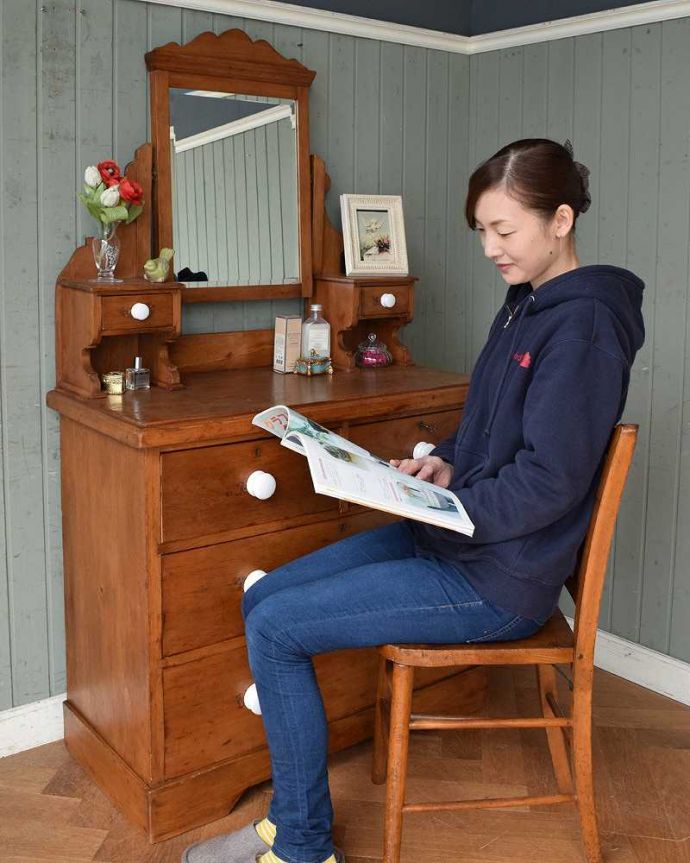 アンティークのドレッサー　アンティーク家具　白い取っ手が可愛い、イギリスで見つけたオールドパインのドレッシングチェスト。自分だけの場所で過ごす自分だけの時間女性にとって特別な場所だから、ここに座っているだけでなんだかワクワクしちゃうんです。(m-624-f)