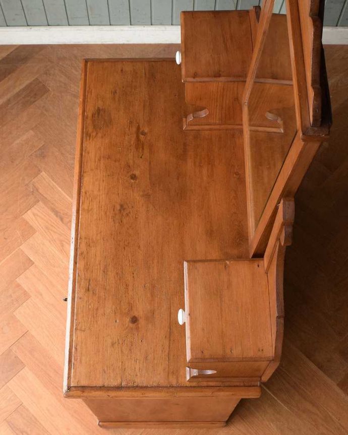 アンティークのドレッサー　アンティーク家具　白い取っ手が可愛い、イギリスで見つけたオールドパインのドレッシングチェスト。上から見てみると･･･アンティーク家具専門の職人がピッカピカにお直ししました。(m-624-f)