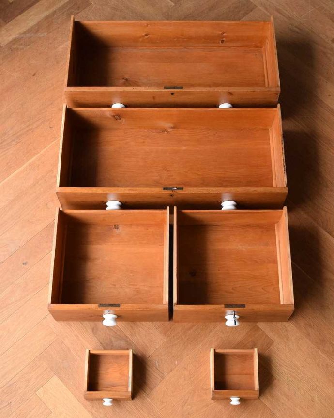 アンティークのドレッサー　アンティーク家具　白い取っ手が可愛い、イギリスで見つけたオールドパインのドレッシングチェスト。引き出しの中もキレイに修復しました収納としても使えるよう、もちろん引き出しの中も職人がキレイにお直ししました。(m-624-f)