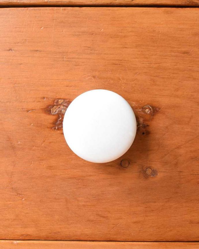 アンティークのドレッサー　アンティーク家具　白い取っ手が可愛い、イギリスで見つけたオールドパインのドレッシングチェスト。アンティークらしい素敵な取っ手味わい深いアンティークらしい取っ手のデザインからも時間の流れが感じられます。(m-624-f)