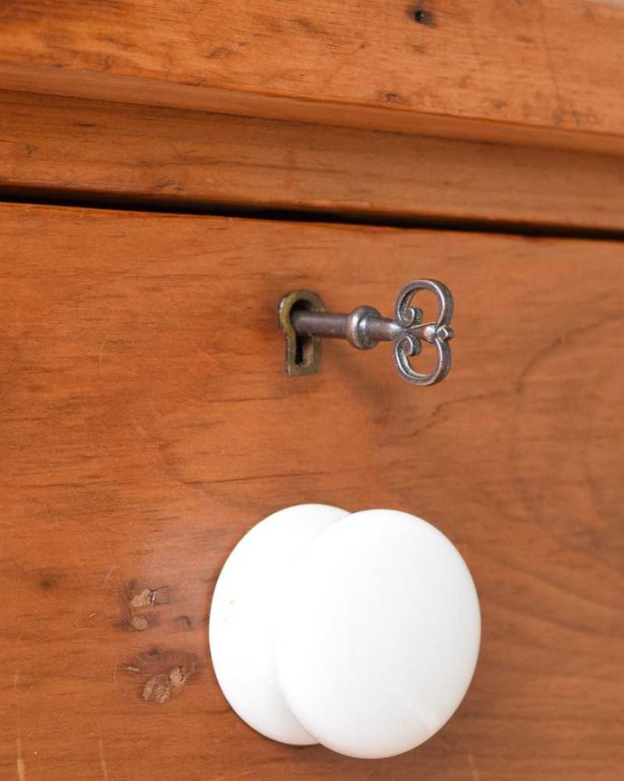 アンティークのドレッサー　アンティーク家具　白い取っ手が可愛い、イギリスで見つけたオールドパインのドレッシングチェスト。大切なものを収納できますおとぎ話に出てくるようなカギも使えるように修復しました。(m-624-f)