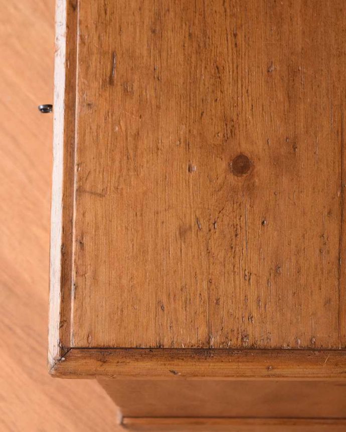 アンティークのドレッサー　アンティーク家具　白い取っ手が可愛い、イギリスで見つけたオールドパインのドレッシングチェスト。昔の人の知恵ミラーの脇にある小さな台。(m-624-f)