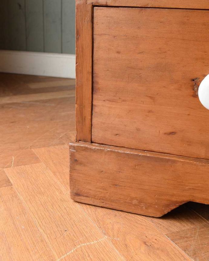 アンティークのドレッサー　アンティーク家具　白い取っ手が可愛い、イギリスで見つけたオールドパインのドレッシングチェスト。女性1人でラクラク運べちゃう仕掛けHandleのアンティークは、脚の裏にフェルトキーパーをお付けしています。(m-624-f)