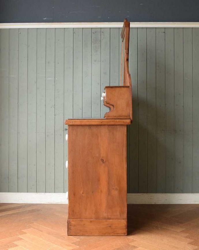 アンティークのドレッサー　アンティーク家具　白い取っ手が可愛い、イギリスで見つけたオールドパインのドレッシングチェスト。横から見てもステキもちろん横から見られてもいいようにしっかり修復してあります。(m-624-f)