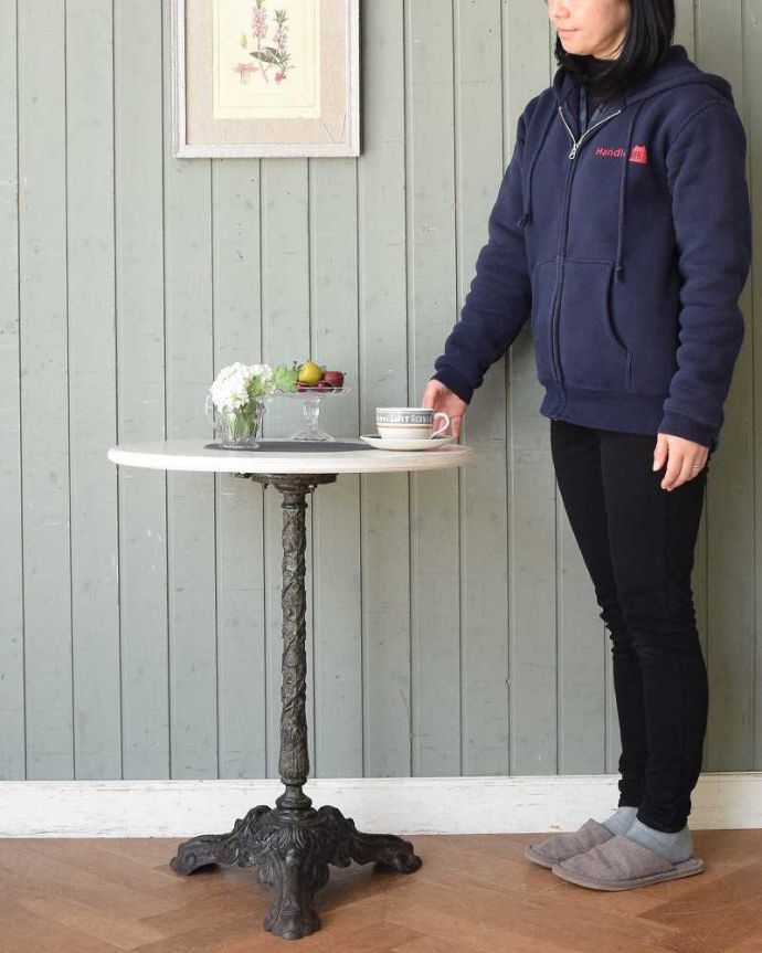 アンティークのテーブル　アンティーク家具　1910年代のアンティーク アイアンのカフェテーブル＆BROOKLYN SLATE Co.。アイアンが作り出した曲線が美しいアンティーク優雅な曲線が描き出す美しさ。(m-625-f)