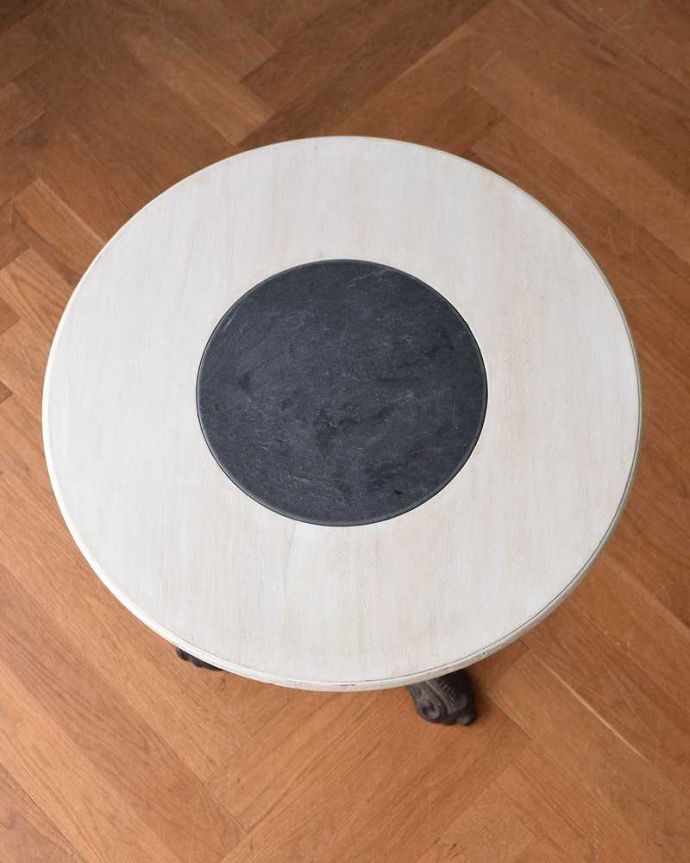 アンティークのテーブル　アンティーク家具　1910年代のアンティーク アイアンのカフェテーブル＆BROOKLYN SLATE Co.。天然の大理石が使われた贅沢な天板やっぱり天然の大理石はいつの時代も女性の憧れ。(m-625-f)