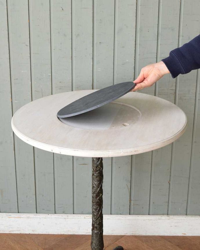 アンティークのテーブル　アンティーク家具　1910年代のアンティーク アイアンのカフェテーブル＆BROOKLYN SLATE Co.。真ん中の天板は取り外しが出来ます天板下の穴から天板を押すと中央の天板の取り外しが出来ます。(m-625-f)