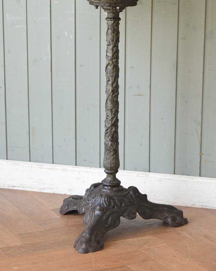 アンティークのテーブル　アンティーク家具　1910年代のアンティーク アイアンのカフェテーブル＆BROOKLYN SLATE Co.。持ち上げなくても移動できます！Handleのアンティークは、脚の裏にフェルトキーパーをお付けしていますので、床を滑らせてれば移動が簡単です。(m-625-f)