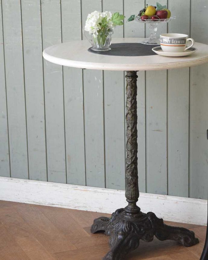 アンティークのテーブル　アンティーク家具　1910年代のアンティーク アイアンのカフェテーブル＆BROOKLYN SLATE Co.。アンティークのアイアンが作り出す曲線美まだ機械が現代ほど発達していない時代に、職人さんはどうやって曲げたんだろう？と不思議になるくらいの美しさ。(m-625-f)