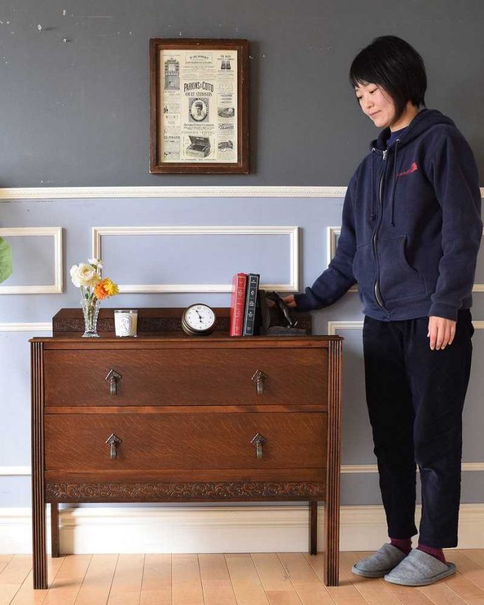 アンティークのチェスト　アンティーク家具　イギリスで見つけた、お花の彫刻と取っ手も素敵なアンティーク２段チェスト。英国アンティークらしい落ち着いた雰囲気が自慢チョコレート色の落ち着いた色合いが英国アンティークらしい雰囲気のチェスト。(m-626-f)