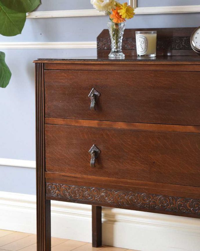 アンティークのチェスト　アンティーク家具　イギリスで見つけた、お花の彫刻と取っ手も素敵なアンティーク２段チェスト。見た目はもちろん、実用的に使って楽しみましょうアンティークのチェストは見た目の美しさはもちろん、実用的にたっぷり収納が出来る実力派。(m-626-f)