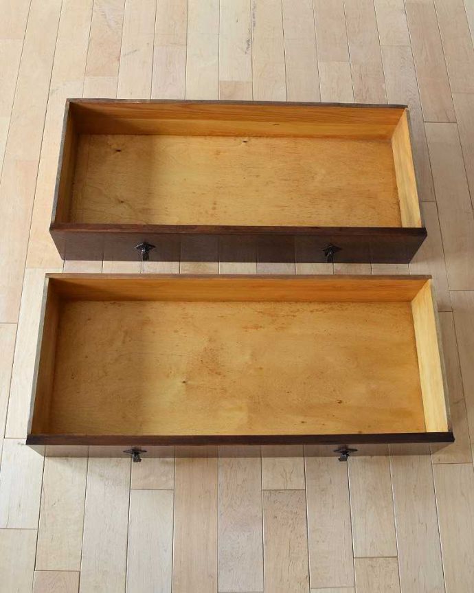 アンティークのチェスト　アンティーク家具　イギリスで見つけた、お花の彫刻と取っ手も素敵なアンティーク２段チェスト。何を入れても大丈夫。(m-626-f)