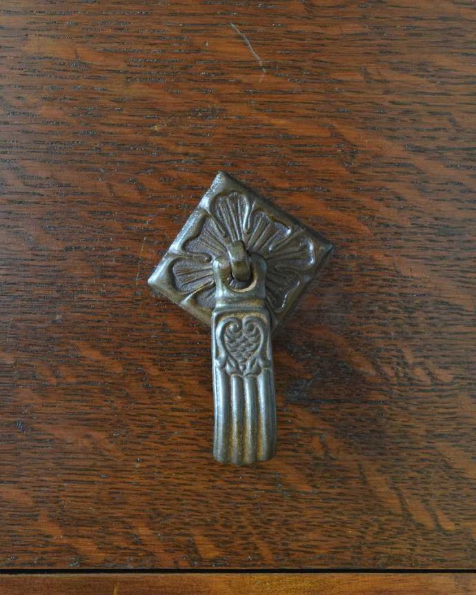 アンティークのチェスト　アンティーク家具　イギリスで見つけた、お花の彫刻と取っ手も素敵なアンティーク２段チェスト。開ける度にワクワク高級感漂うアンティークらしいデザインの取っ手。(m-626-f)