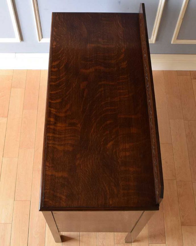 アンティークのチェスト　アンティーク家具　イギリスで見つけた、お花の彫刻と取っ手も素敵なアンティーク２段チェスト。何を置こうかな･･･？上から見ると、天板はこんな感じです。(m-626-f)