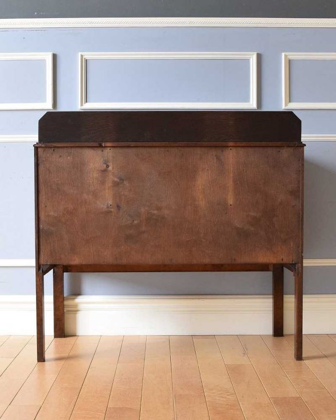 アンティークのチェスト　アンティーク家具　イギリスで見つけた、お花の彫刻と取っ手も素敵なアンティーク２段チェスト。後ろ姿にも自信アリ！アンティークは新品ではないので、経年変化によるキズはありますが、専門の職人がキレイに修復したので後ろ姿にも自信があります。(m-626-f)