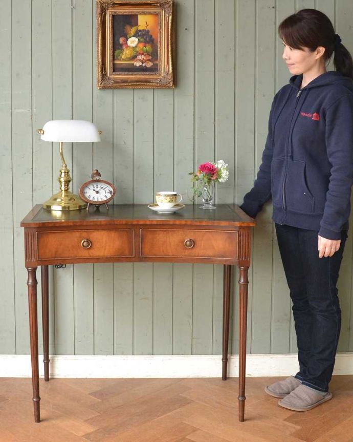 アンティークのデスク・書斎机　アンティーク家具　イギリス輸入のアンティーク家具、グリーンのレザートップが素敵なホールテーブル（デスク）。優雅な雰囲気に包まれるエレガントなデスク気品が漂う大人のためのアンティークデスクは、置いてあるだけで優雅な雰囲気です。(m-627-f)