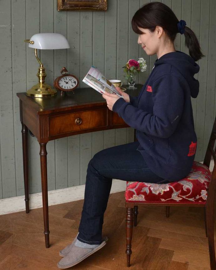 アンティークのデスク・書斎机　アンティーク家具　イギリス輸入のアンティーク家具、グリーンのレザートップが素敵なホールテーブル（デスク）。自分だけのちょっと贅沢な時間大人のデスクに座るだけで自分だけの時間が作れるから、毎日がちょっとだけ贅沢になります。(m-627-f)