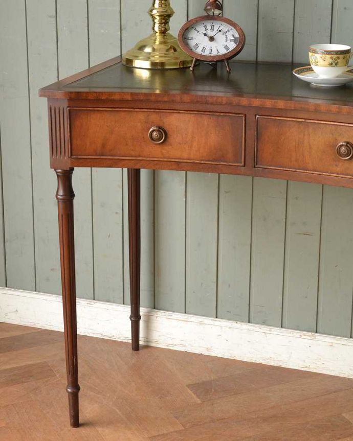 アンティークのデスク・書斎机　アンティーク家具　イギリス輸入のアンティーク家具、グリーンのレザートップが素敵なホールテーブル（デスク）。アンティークらしい銘木の木目の美しさ本来、機能的に使われる家具デスクも、アンティークだと木目の美しさが楽しめる家具に。(m-627-f)