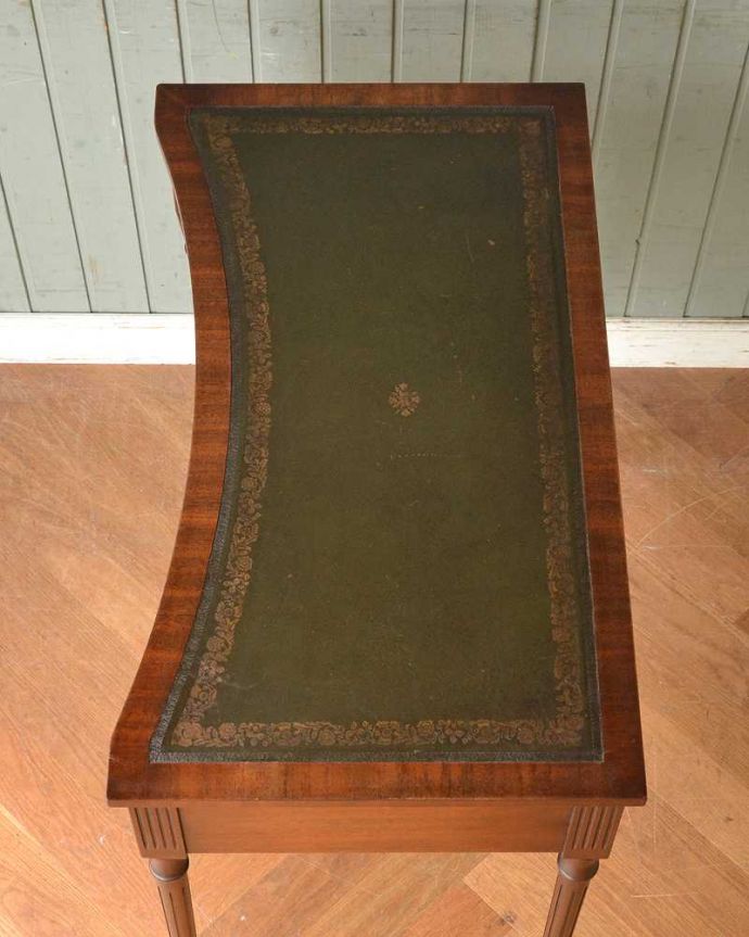 アンティークのデスク・書斎机　アンティーク家具　イギリス輸入のアンティーク家具、グリーンのレザートップが素敵なホールテーブル（デスク）。天板もピカピカにお直ししました。(m-627-f)