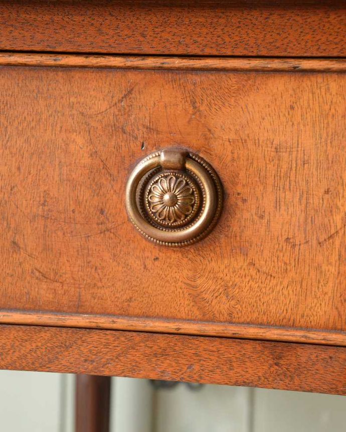 アンティークのデスク・書斎机　アンティーク家具　イギリス輸入のアンティーク家具、グリーンのレザートップが素敵なホールテーブル（デスク）。アンティークらしい取っ手取っ手のデザインもアンティーク家具は美しいんです。(m-627-f)