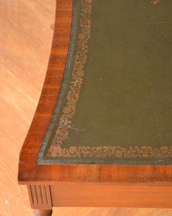 アンティークのデスク・書斎机　アンティーク家具　イギリス輸入のアンティーク家具、グリーンのレザートップが素敵なホールテーブル（デスク）。天板を近くから見ると･･･デスクは天板を使う家具なので、キレイにお直ししました。(m-627-f)