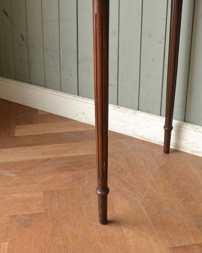 アンティークのデスク・書斎机　アンティーク家具　イギリス輸入のアンティーク家具、グリーンのレザートップが素敵なホールテーブル（デスク）。女性1人でラクラク運べちゃう仕掛けHandleのアンティークは、脚の裏にフェルトキーパーをお付けしています。(m-627-f)