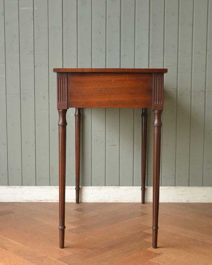 アンティークのデスク・書斎机　アンティーク家具　イギリス輸入のアンティーク家具、グリーンのレザートップが素敵なホールテーブル（デスク）。横顔も美しいですもちろん横から見られても自信があります。(m-627-f)