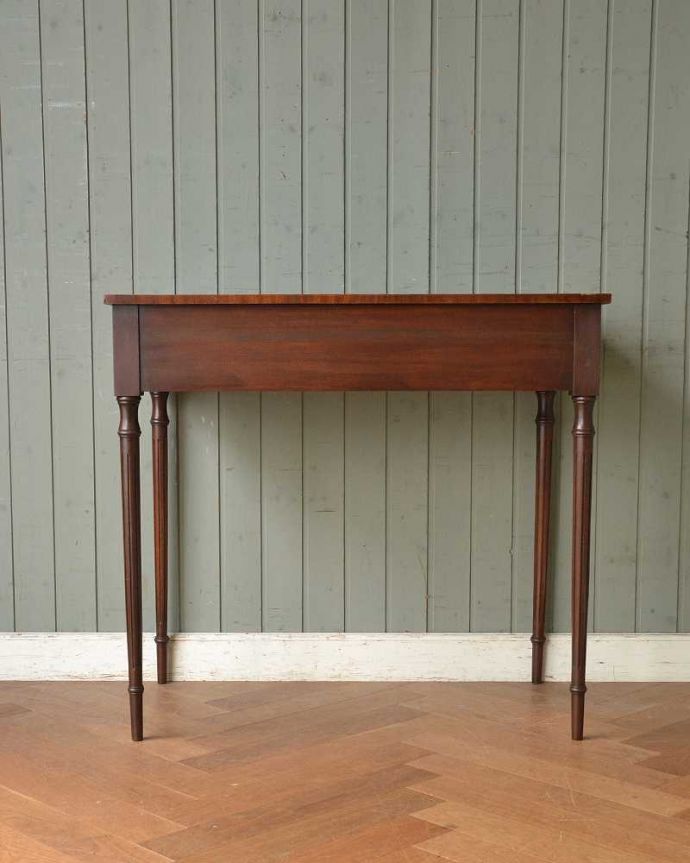 アンティークのデスク・書斎机　アンティーク家具　イギリス輸入のアンティーク家具、グリーンのレザートップが素敵なホールテーブル（デスク）。後ろ姿もキレイなんです。(m-627-f)