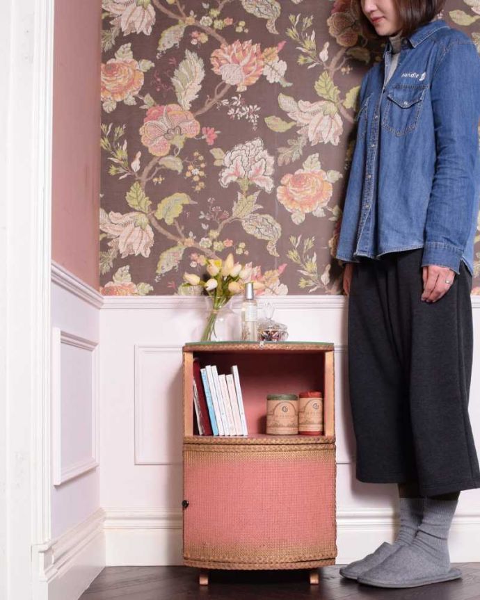 アンティークのキャビネット　アンティーク家具　イギリス輸入のアンティークの家具、ピンクの色が可愛いベッドサイドキャビネット。とっても可愛い小さなペイント家具ペイントの家具って色が可愛い！小ぶりなサイズの家具だったら、チャレンジしやすいんです。(m-628-f)