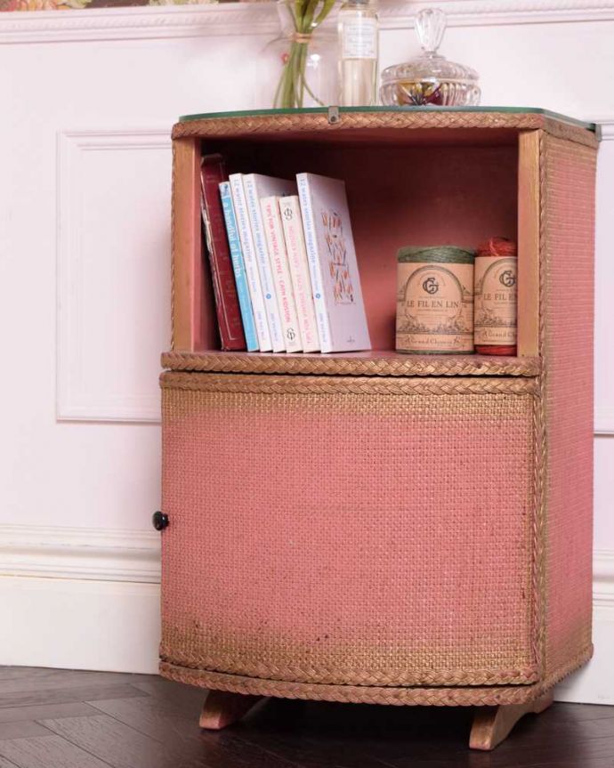 アンティークのキャビネット　アンティーク家具　イギリス輸入のアンティークの家具、ピンクの色が可愛いベッドサイドキャビネット。お部屋の挿し色にお部屋をパッと明るくしてくれる挿し色効果バツグンです。(m-628-f)