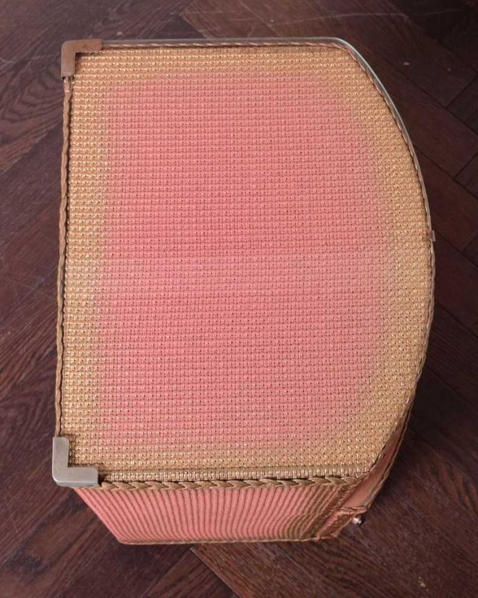 アンティークのキャビネット　アンティーク家具　イギリス輸入のアンティークの家具、ピンクの色が可愛いベッドサイドキャビネット。天板も使えます天板にはガラスがはめ込んであるのでお手入れもラクラクです。(m-628-f)