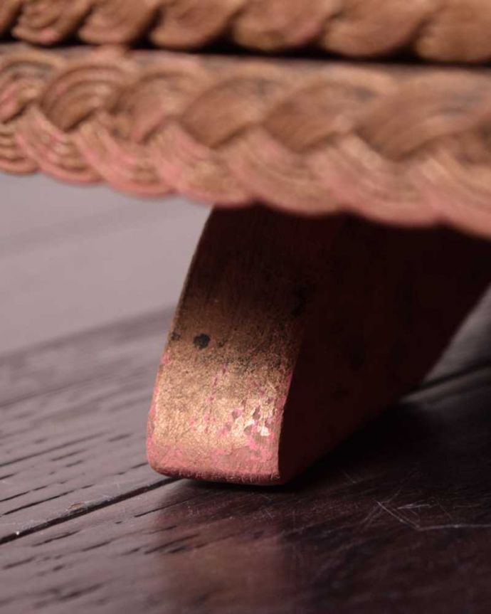 アンティークのキャビネット　アンティーク家具　イギリス輸入のアンティークの家具、ピンクの色が可愛いベッドサイドキャビネット。持ち上げなくても移動ラクラクHandleのアンティーク家具の足の裏にはフェルトキーパーをお付けしているので床を滑らせて移動できます。(m-628-f)