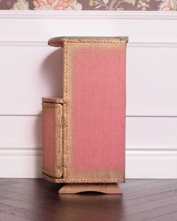 アンティークのキャビネット　アンティーク家具　イギリス輸入のアンティークの家具、ピンクの色が可愛いベッドサイドキャビネット。横から見てもキレイですもちろん、横顔だってキレイ！どこから見ても絵になります。(m-628-f)