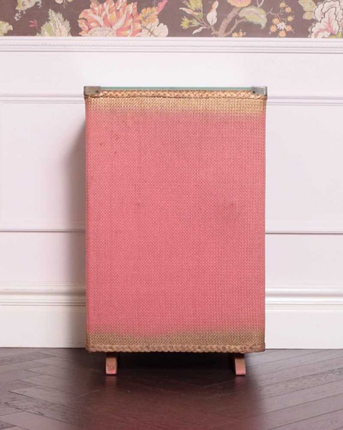 アンティークのキャビネット　アンティーク家具　イギリス輸入のアンティークの家具、ピンクの色が可愛いベッドサイドキャビネット。後ろ姿も見て下さい。(m-628-f)