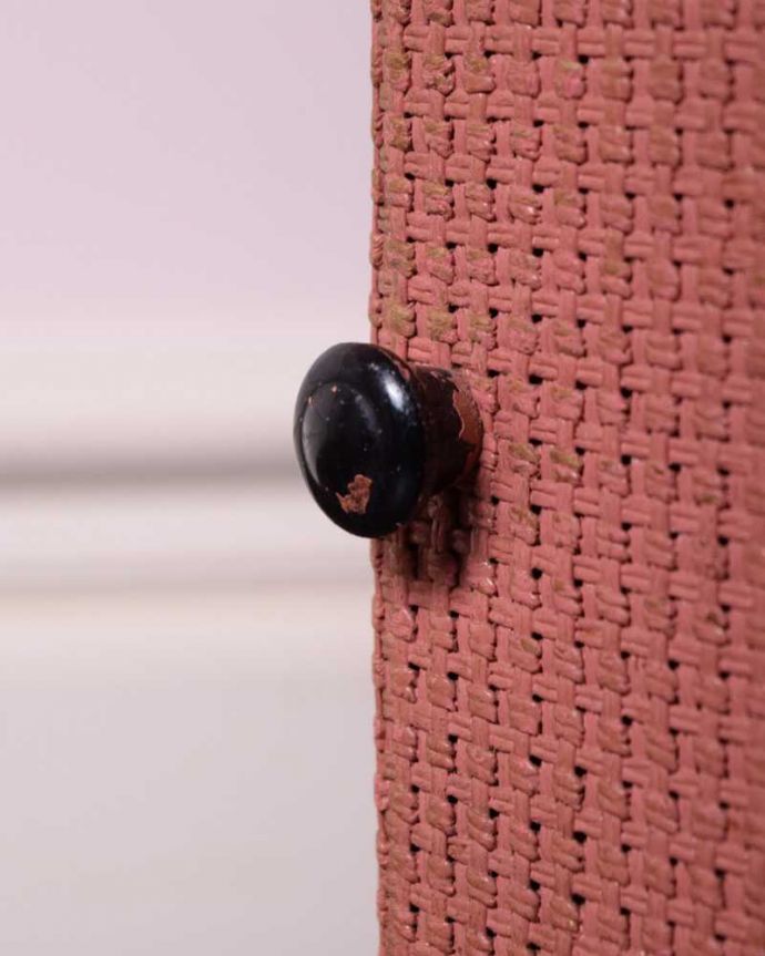 アンティークのキャビネット　アンティーク家具　イギリス輸入のアンティークの家具、ピンクの色が可愛いベッドサイドキャビネット。開ける度にワクワク･･･小さくて可愛い取っ手が付いています。(m-628-f)