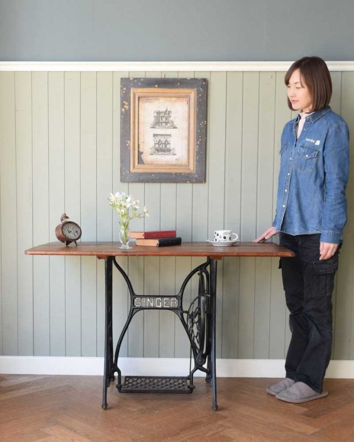 アンティークのテーブル アンティーク家具 イギリスで見つけたアンティークSINGERミシンテーブル。置くだけで絵になるミシン台アイアンで造られた優雅なデザインのミシン台。(m-629-f)