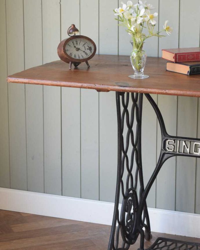 アンティークのテーブル アンティーク家具 イギリスで見つけたアンティークSINGERミシンテーブル。なんだか懐かしい雰囲気使ったことがない方でも懐かしさを感じるミシン台。(m-629-f)