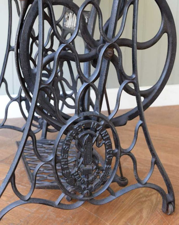 アンティークのテーブル アンティーク家具 イギリスで見つけたアンティークSINGERミシンテーブル。アンティークのアイアンが作り出す曲線美まだ機械が現代ほど発達していない時代に、職人さんはどうやって曲げたんだろう?と不思議になるくらいの美しさ。(m-629-f)