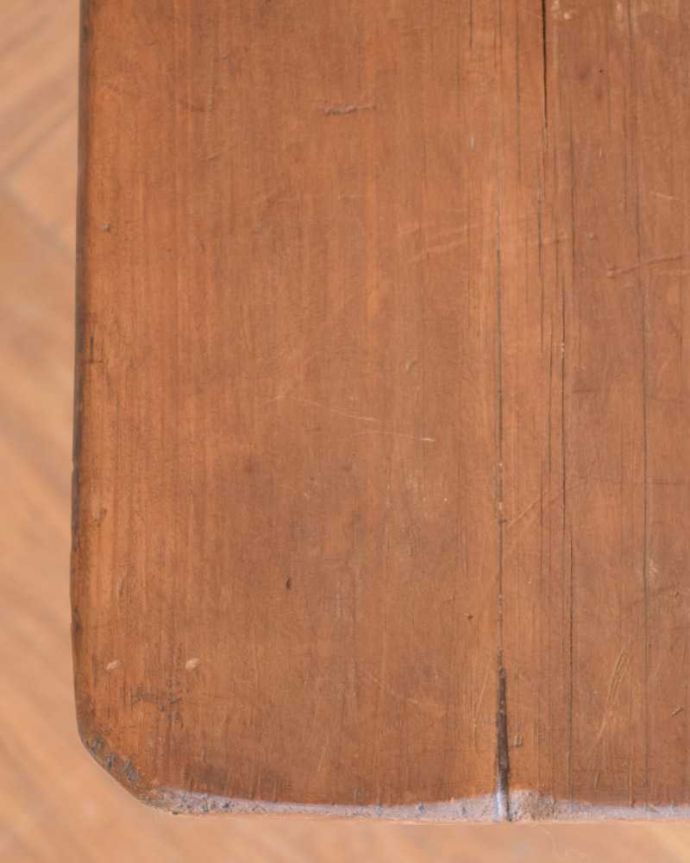 アンティークのテーブル アンティーク家具 イギリスで見つけたアンティークSINGERミシンテーブル。天板を近づいてみると…アンティークだから手に入れることが出来る天板に使われている銘木の美しさにうっとりです。(m-629-f)